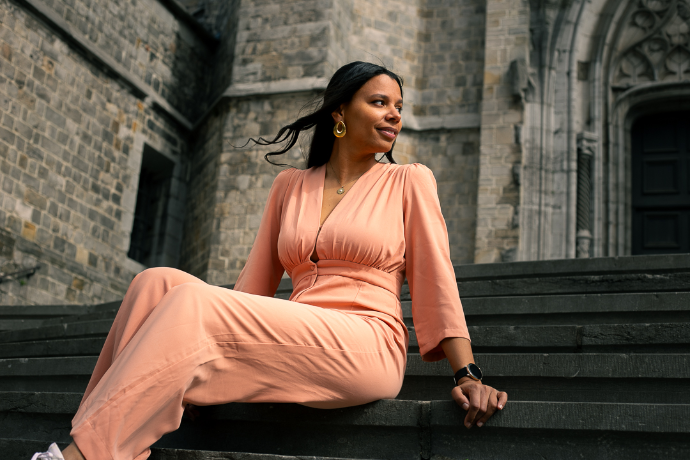 Femme sur les marches d'une église