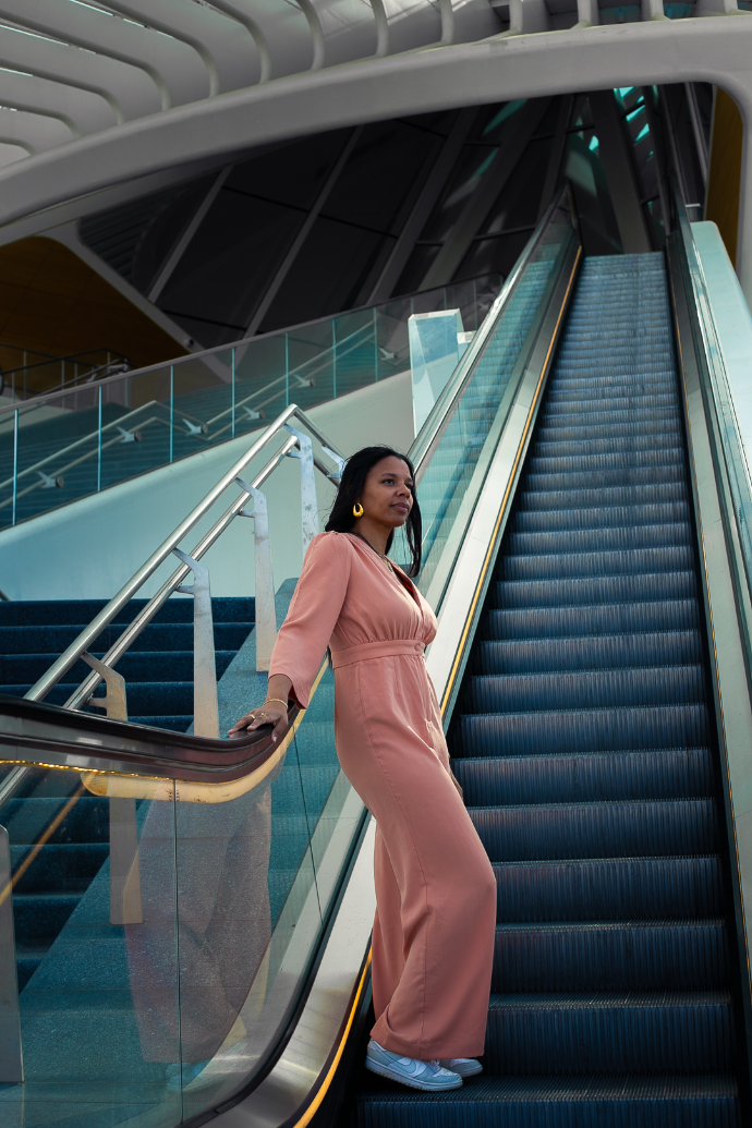 Femme au pied d'un escalator