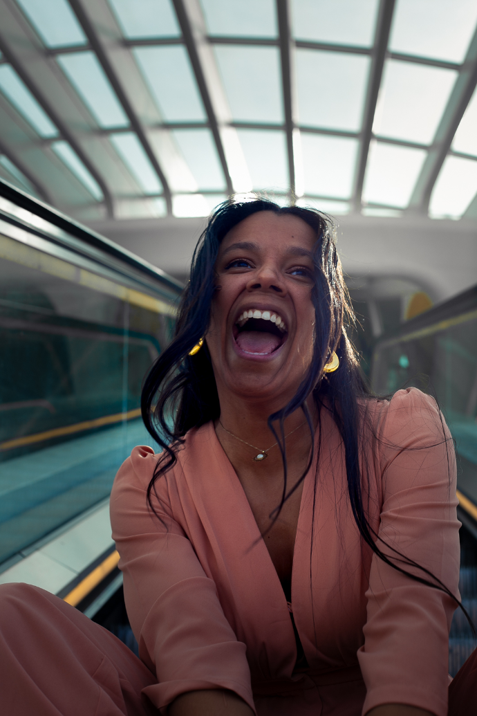 Femme sur un escalator