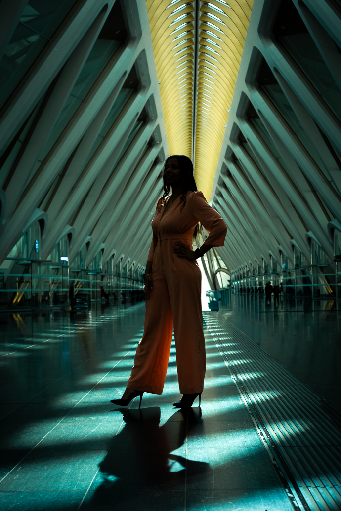 Femme dans une gare