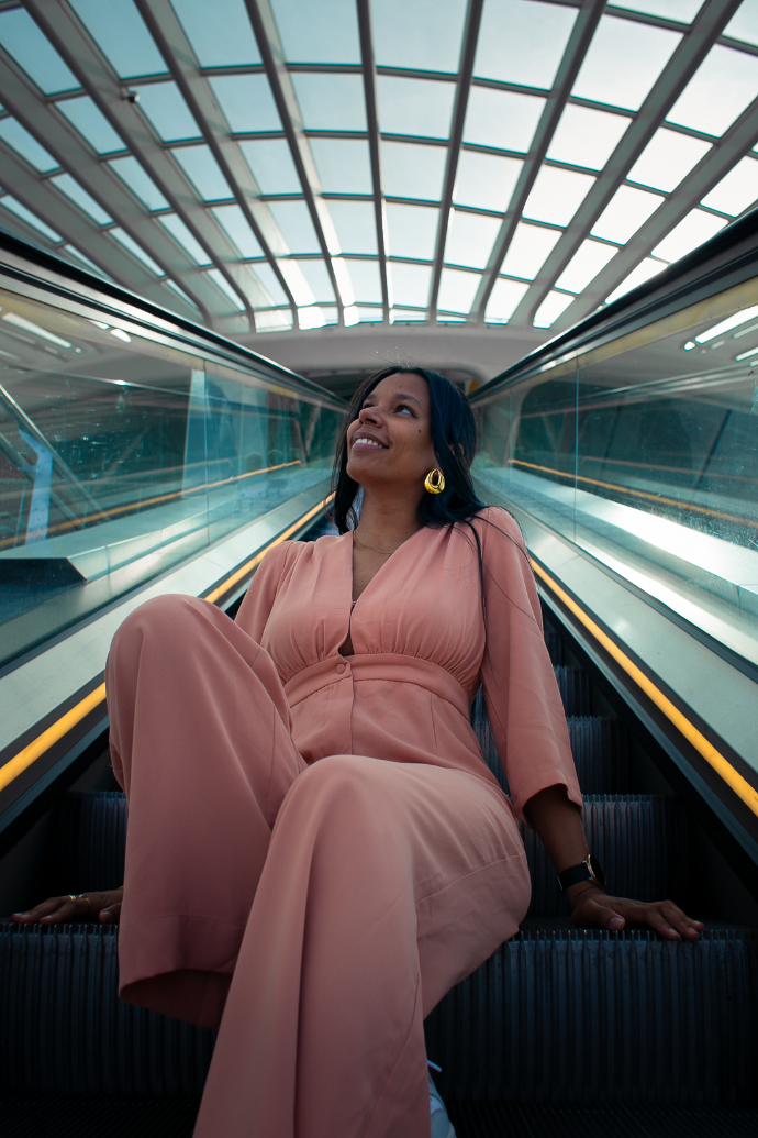 Femme dans une gare