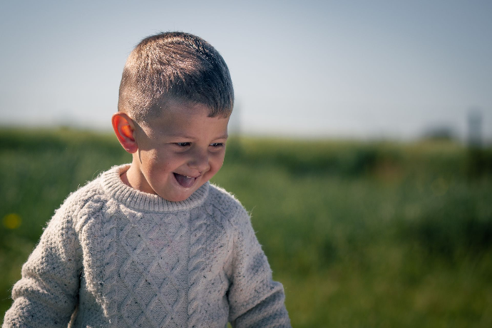 Enfant dans l'herbe
