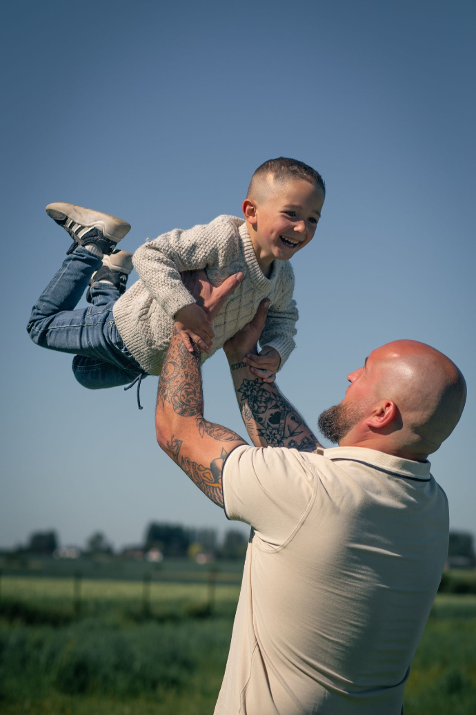 Enfant dans les bras de son papa