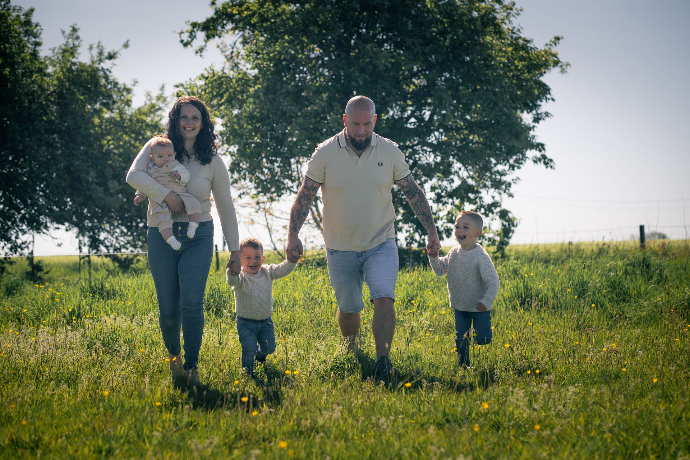 Famille qui court dans l'herbe