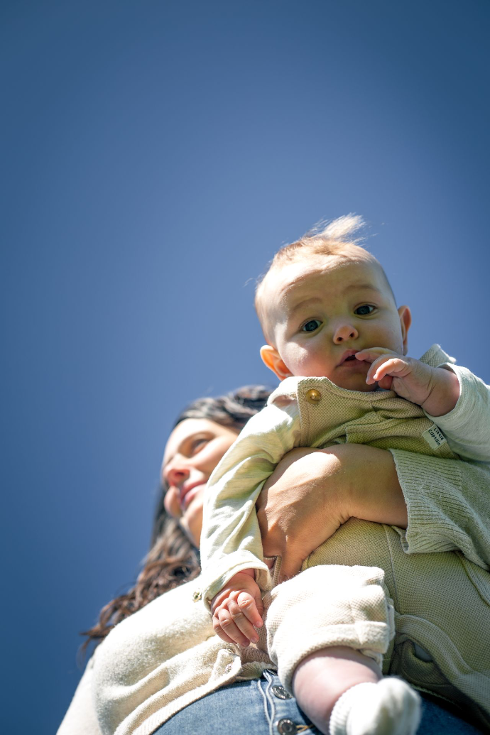 Bébé dans les bras de sa maman