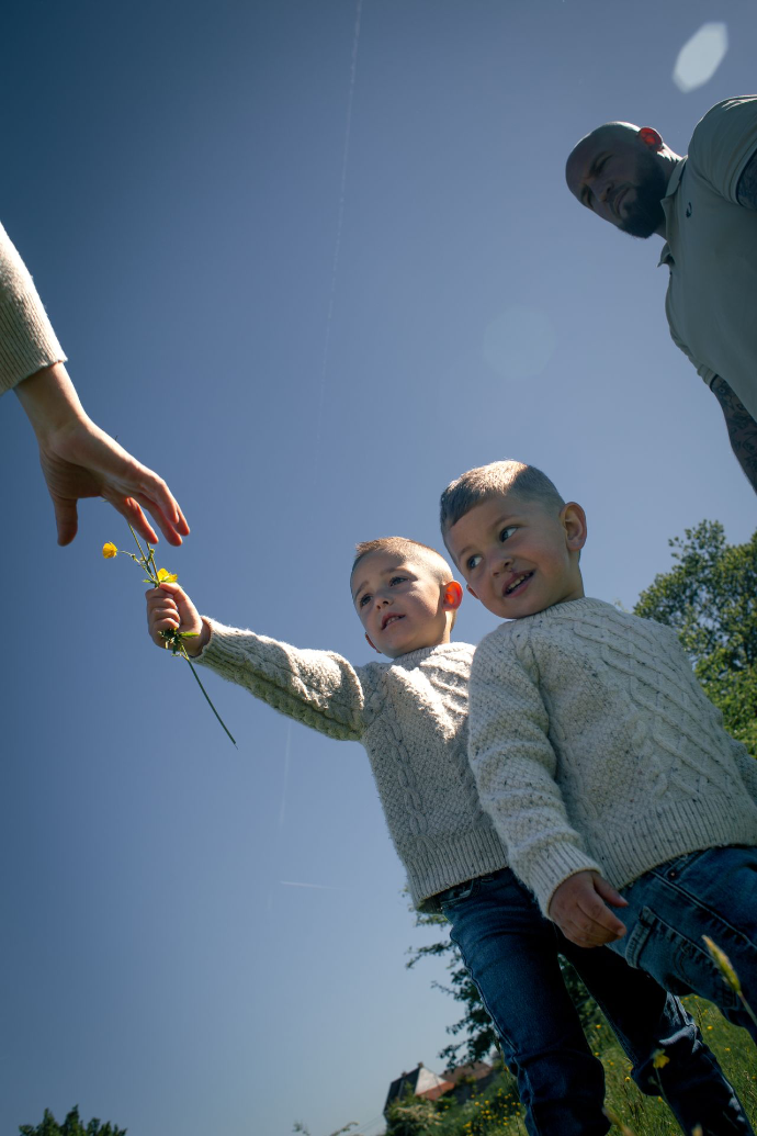 Enfants dans l'herbe