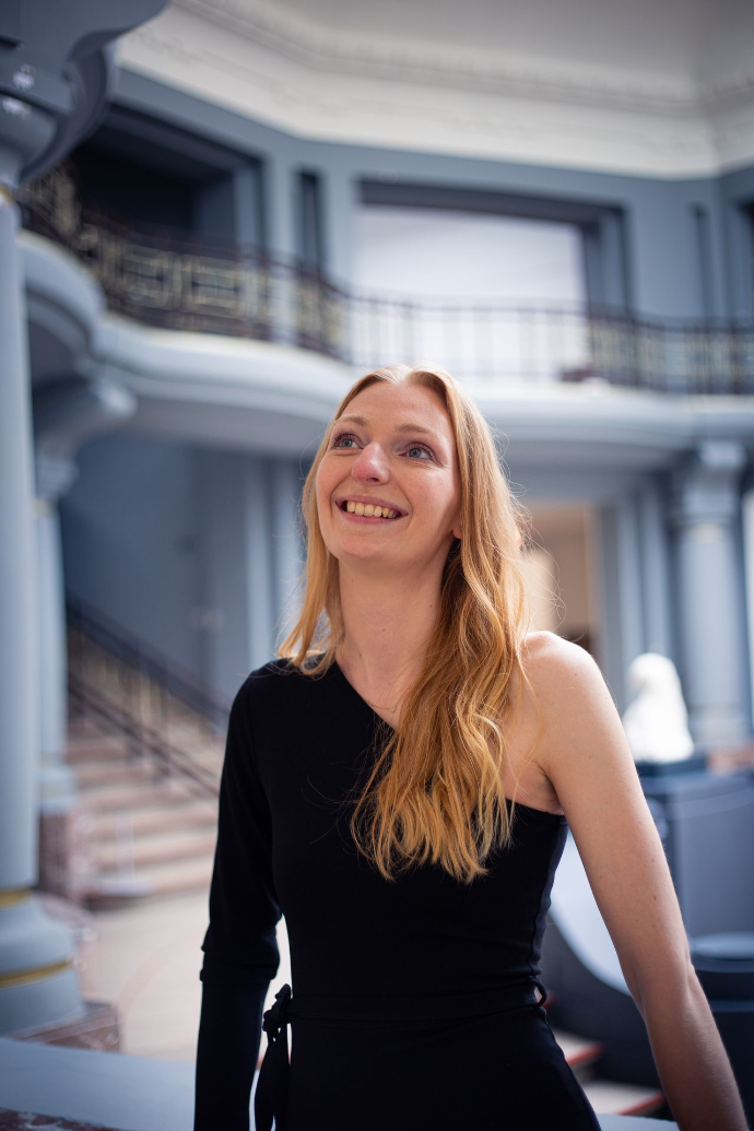 Portrait de femme dans un musée