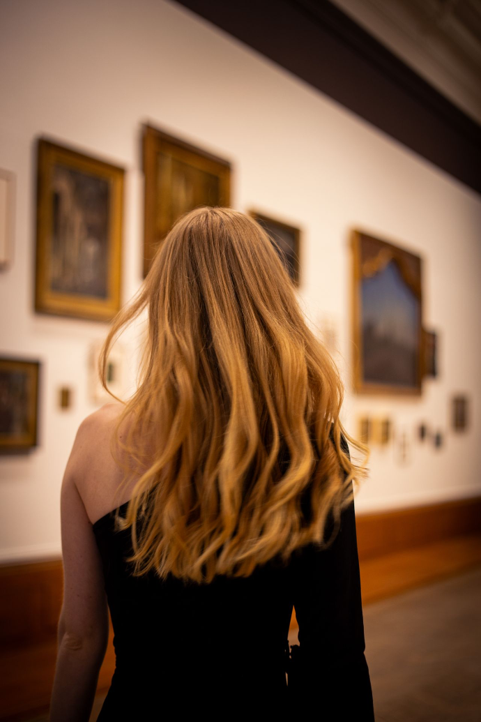Femme dans un musée