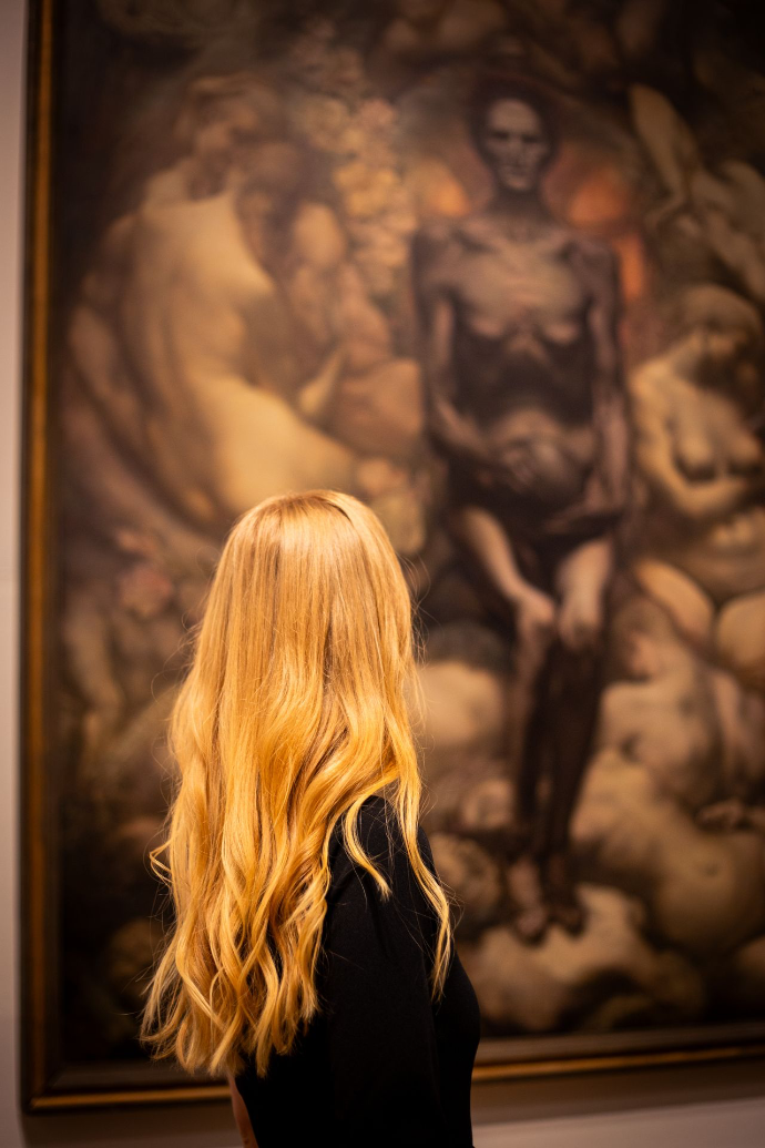 Femme devant un tableau