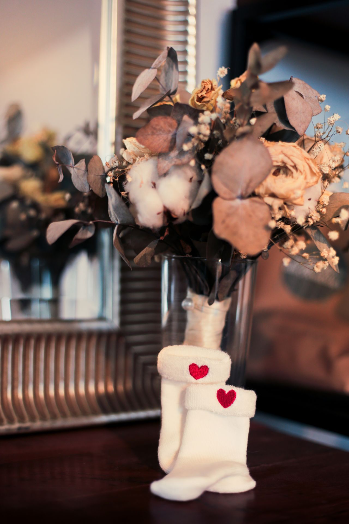 Bouquet de mariage et chaussons pour bébé